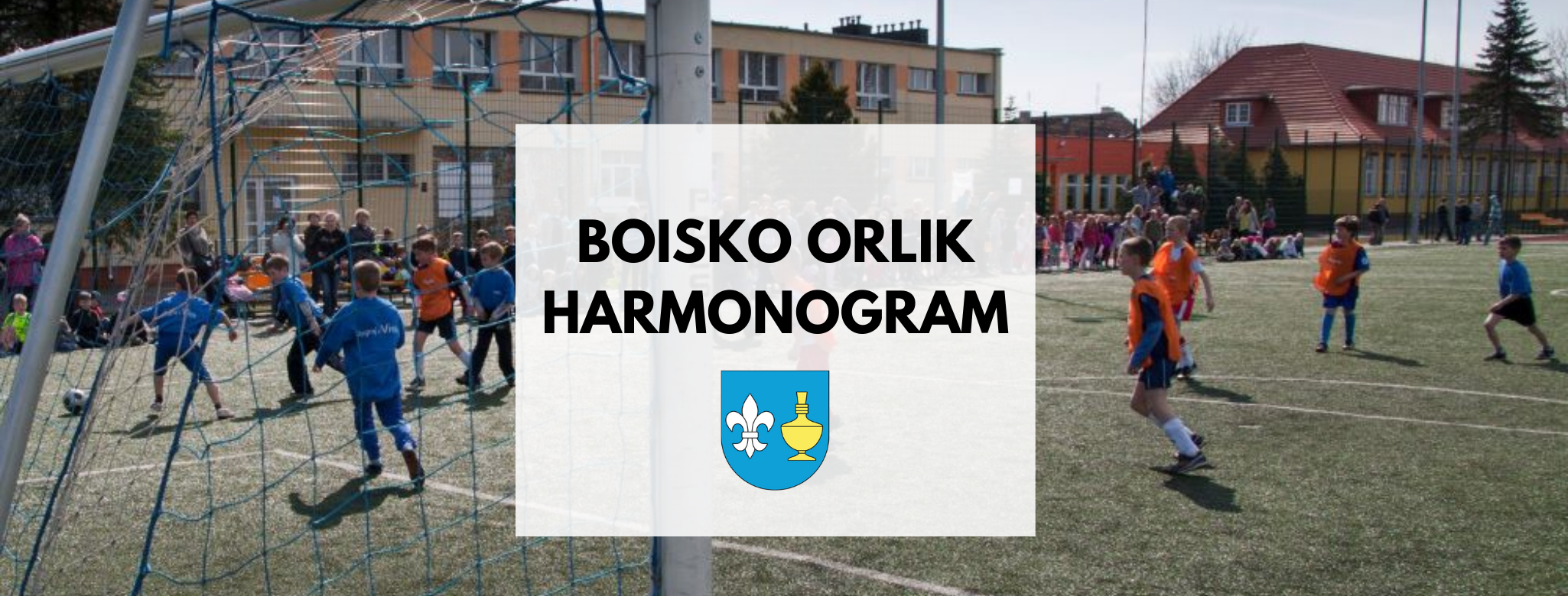 Nagłówek graficzny o treści: boisko Orlik harmonogram, w tle szkoła w Koczale i boisko orlik, na nim dzieci grające w piłkę nożną. Herb gminy Koczała.