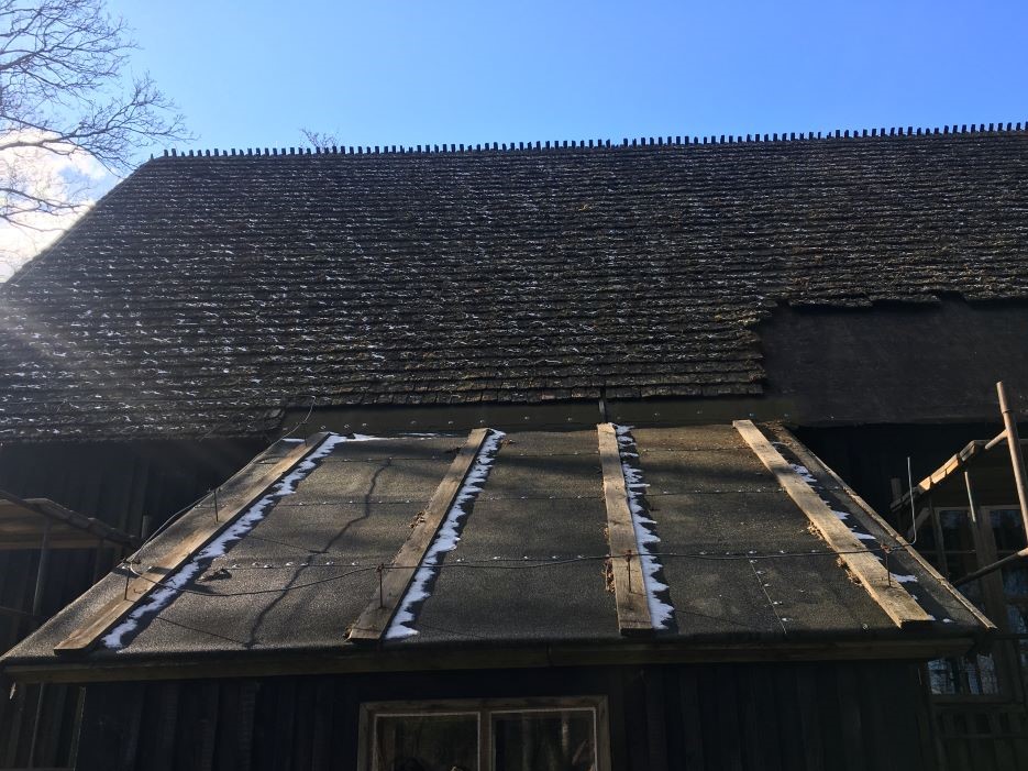 Widok na zerwany w ramach remontu gont dachu kościoła filialnego w Starznie.